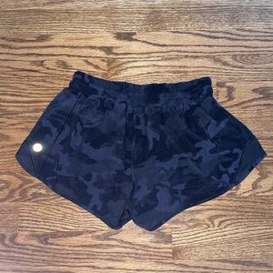 Lululemon Hotty Hot 2.5” Shorts Size 4
